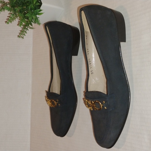 Salvatore Ferragamo Suede Loafers. Womens sz 8AA. Black & Gold Tone Hardware. - Picture 4 of 9